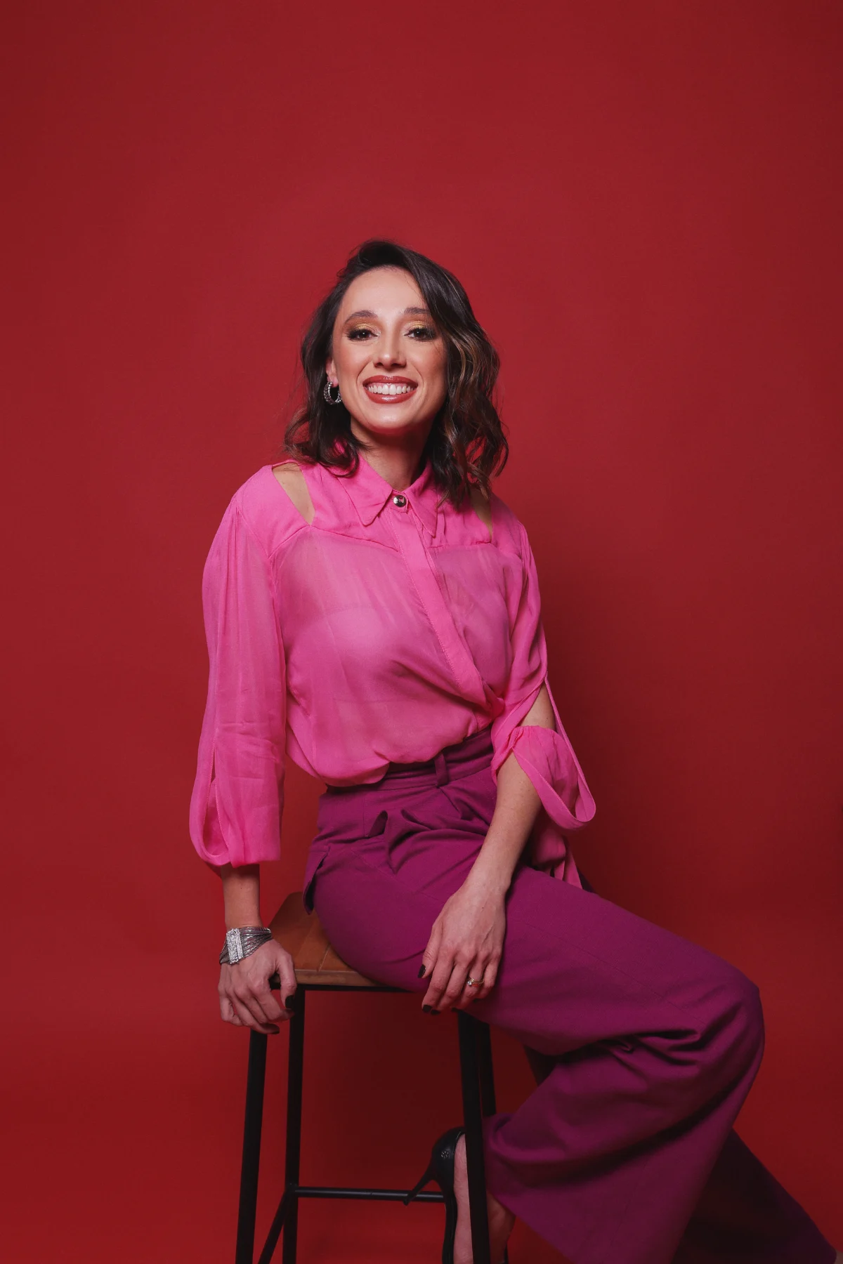 Dra. Tássia Tuan em retrato profissional, camisa rosa